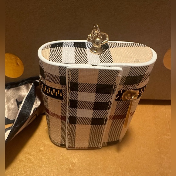 Unbranded fashion key chain charm/ AirPod holder - Picture 2 of 9